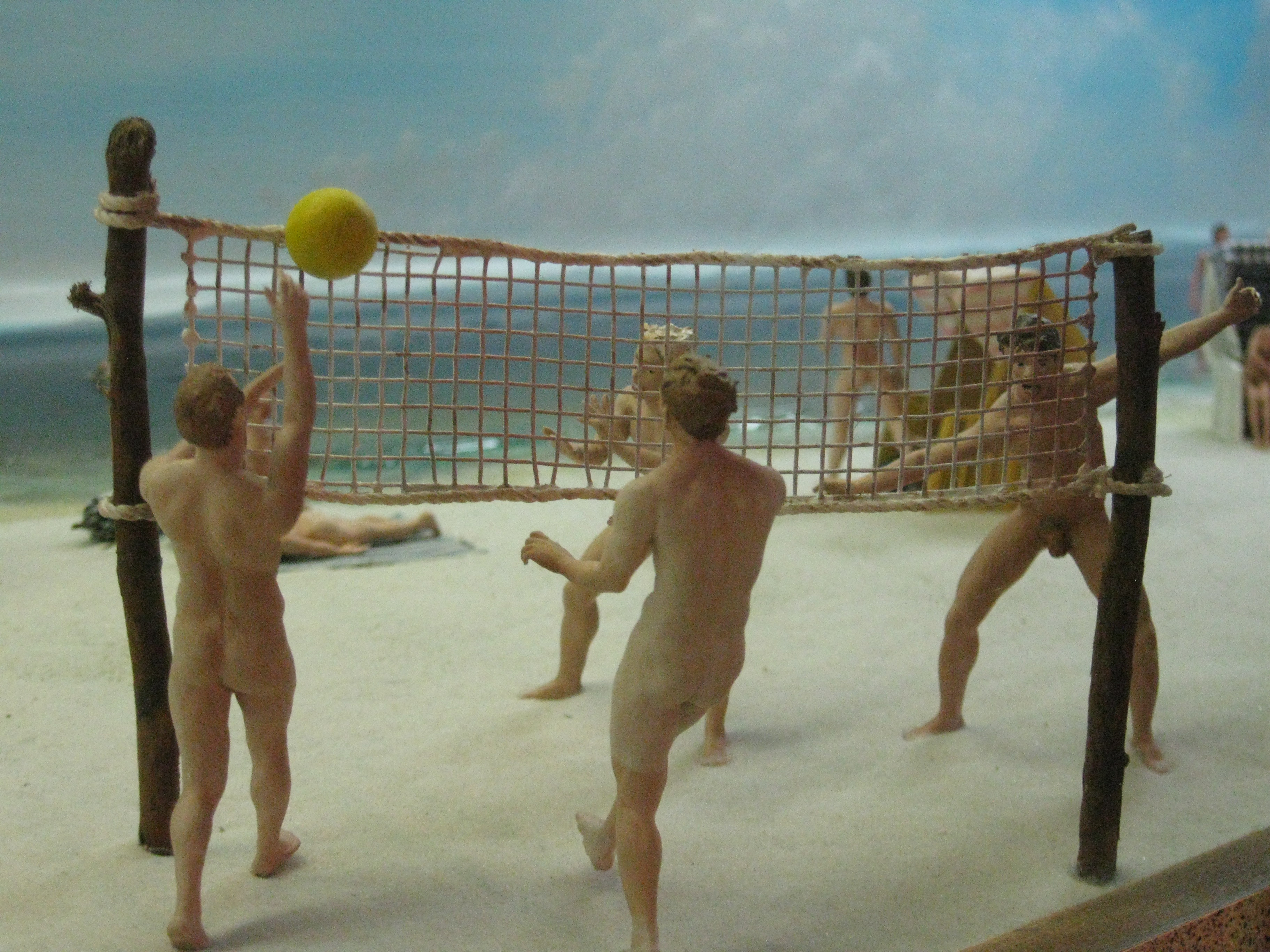 Голые Нудисты Играют В Волейбол Фото
