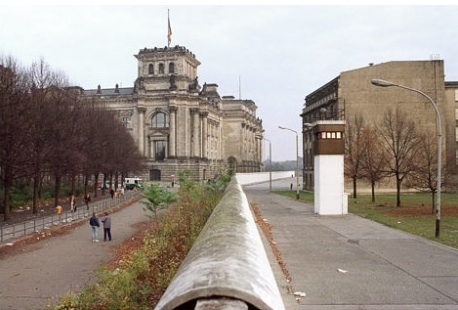 4-reichstag-on-the-west-side-of-the-berlin-wall.jpg